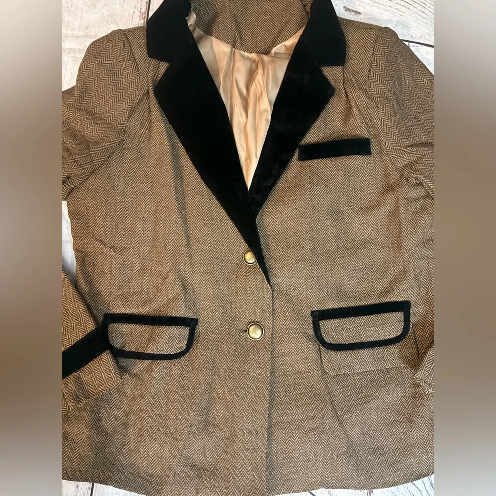 Couture herringbone tweed blazer featuring contrast velvet accents, gold buttons - Picture 3 of 13